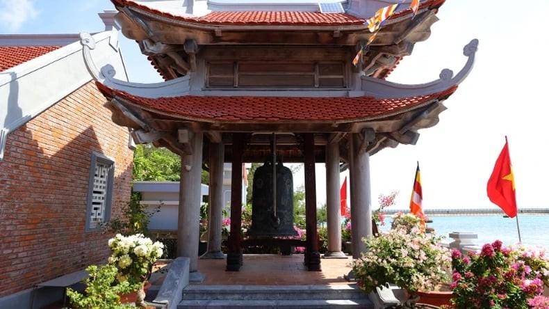 Chùa Đá Tây A lặng lẽ tựa đóa sen bung nở nơi đảo xa ảnh 5