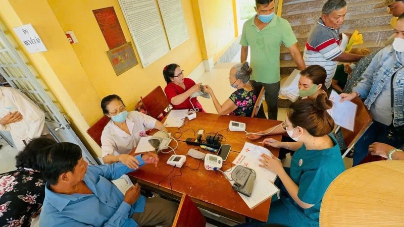 Hội Từ thiện chùa Tường Nguyên khám bệnh, phát thuốc và nấu ăn miễn phí cho bà con nghèo ảnh 1