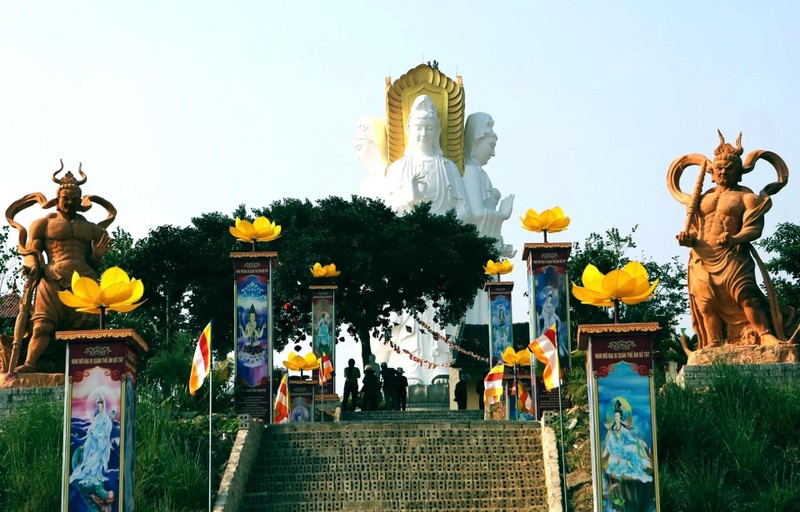 Ngôi chùa có tượng Bồ tát 4 mặt, cao 31m trên đỉnh Mã Lim ảnh 4