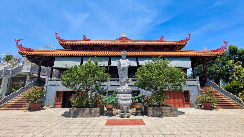 Ngôi cổ tự có cổng chùa được thiết kế với hình tượng Đế Thích độc đáo ảnh 1