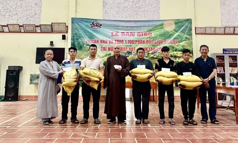 Ban Văn hóa GHPGVN TP.HCM và tu viện Khánh An trao tặng nhà và quà tại Lào Cai ảnh 2