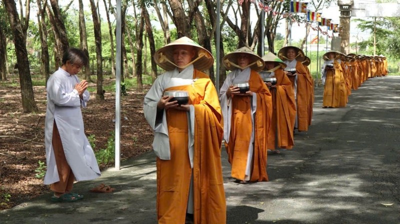 Nét đẹp mùa An cư: Hành giả trường Hạ Ni chùa Di Đà trì bình khất thực ảnh 2
