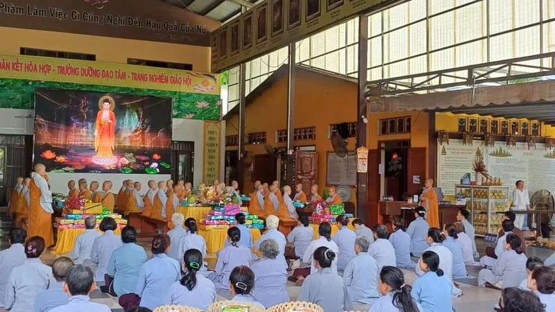 Nét đẹp mùa An cư: Hành giả trường Hạ Ni chùa Di Đà trì bình khất thực ảnh 3