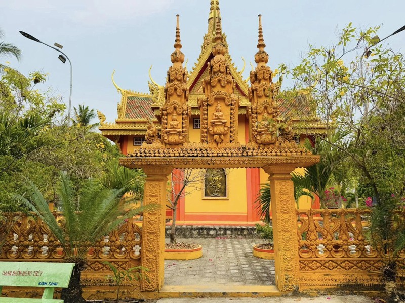 Về An Giang ghé thăm ngôi chùa có kiến trúc độc đáo như “lơ lửng” trên cao ảnh 1