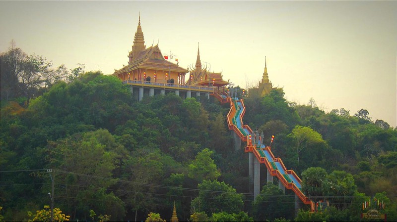 Về An Giang ghé thăm ngôi chùa có kiến trúc độc đáo như “lơ lửng” trên cao ảnh 2