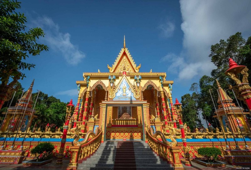 Chiêm ngưỡng vẻ đẹp rực rỡ của chùa Giữa Jumprasath ở Vĩnh Long ảnh 1