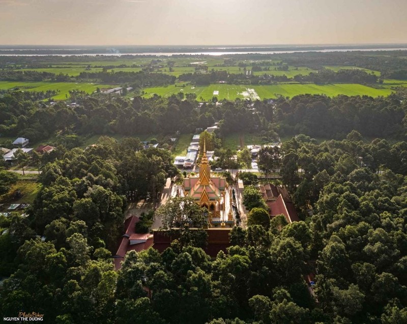 Chiêm ngưỡng vẻ đẹp rực rỡ của chùa Giữa Jumprasath ở Vĩnh Long ảnh 3