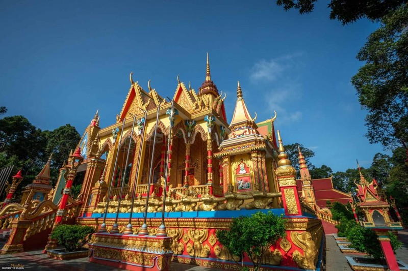 Chiêm ngưỡng vẻ đẹp rực rỡ của chùa Giữa Jumprasath ở Vĩnh Long ảnh 4