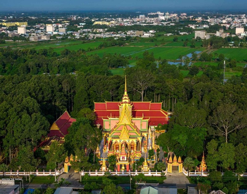 Chiêm ngưỡng vẻ đẹp rực rỡ của chùa Giữa Jumprasath ở Vĩnh Long ảnh 5