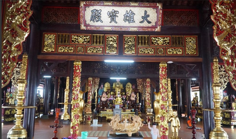 Ngôi chùa nằm giữa sông ở TP.HCM ảnh 1