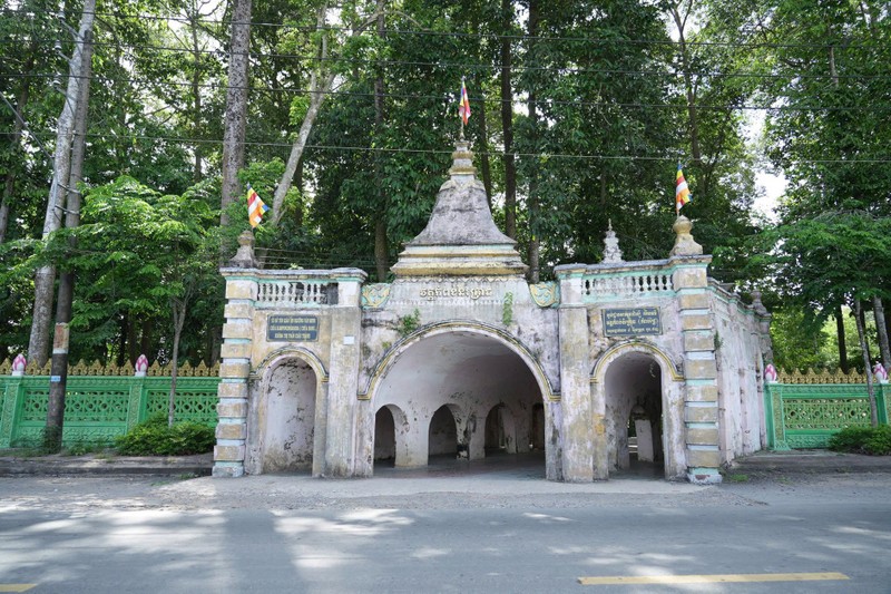 Chiêm ngưỡng chùa Hang hàng trăm tuổi giữa 'rừng' cây cổ thụ ảnh 1