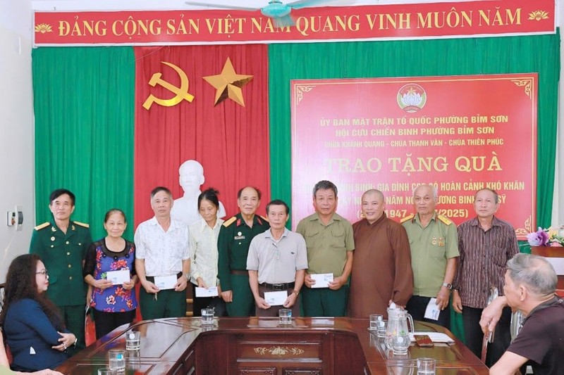 Thanh Hóa: Các chùa trên địa bàn phường Bỉm Sơn và Quang Trung tặng quà nhân ngày 27/7 ảnh 2