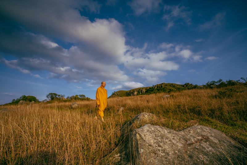 Chùm ảnh chư tăng chùa Ba Vàng hành thiền trên núi ảnh 1