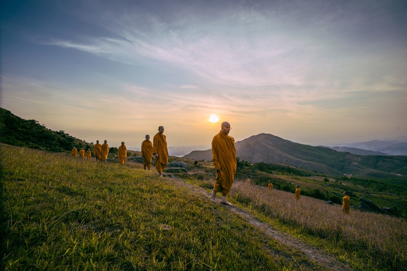 Chùm ảnh chư tăng chùa Ba Vàng hành thiền trên núi ảnh 3