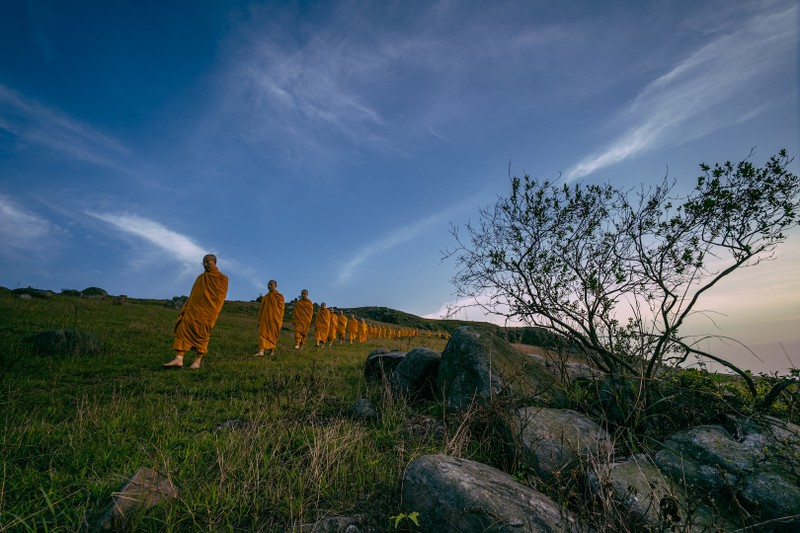 Chùm ảnh chư tăng chùa Ba Vàng hành thiền trên núi ảnh 4