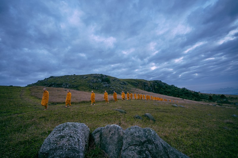 Chùm ảnh chư tăng chùa Ba Vàng hành thiền trên núi ảnh 10