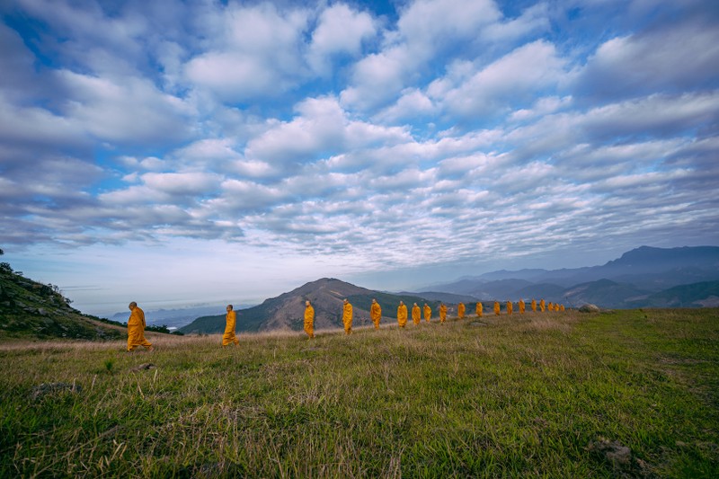 Chùm ảnh chư tăng chùa Ba Vàng hành thiền trên núi ảnh 11
