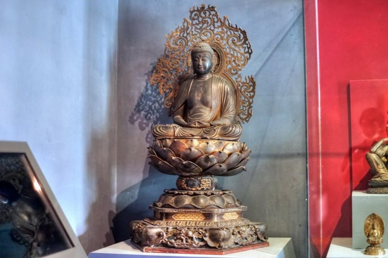 Một bức tượng Phật cổ Nhật Bản làm bằng gỗ sơn thếp vàng, niên đại thế kỷ 17, hiện vật trong trưng bày chuyên đề về tượng Phật một số nước châu Á ở Bảo tàng Lịch sử TP HCM.