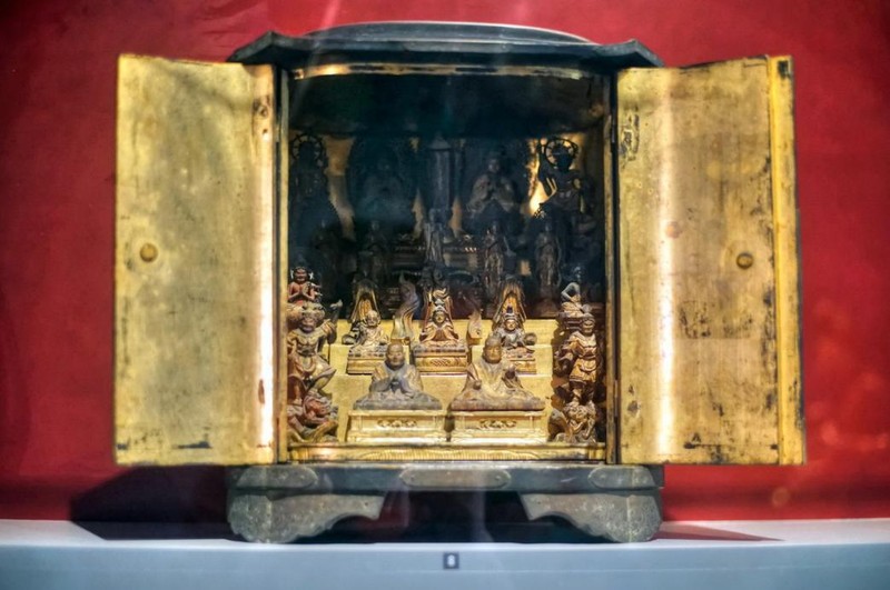 Khám thờ Phật bằng gỗ sơn thếp vàng của Nhật Bản, niên đại thế kỷ 18. Đạo Phật được truyền bá từ Triều Tiên vào Nhật Bản trong thế kỷ thứ 6 SCN, là một sự kiện quan trọng trong lịch sử đất nước này.