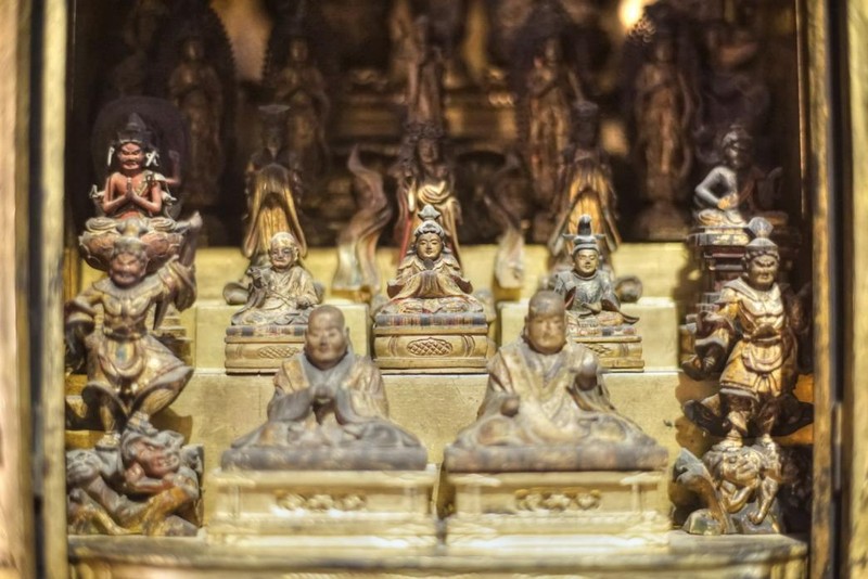 Những bức tượng nhỏ được chạm khắc tinh xảo đặt trong khám thờ. Khi Phật giáo thịnh hành ở Nhật Bản, nghệ thuật cùng đã phát triển mạnh mẽ và có sự biến đổi qua các thời kỳ lịch sử.