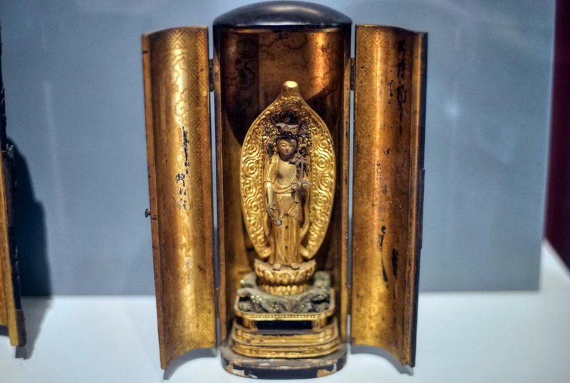 Khám thờ nhỏ dạng tủ gỗ có hai cánh cửa đóng lại là vật phẩm đặc trưng của Phật giáo Nhật Bản. Cho đến thời kỳ Kamakura (1185-1333), nghệ thuật Phật giáo Nhật Bản định hình dấu ấn bản địa và phong cách hiện thực, được kế thừa cho đến thời hiện đại.