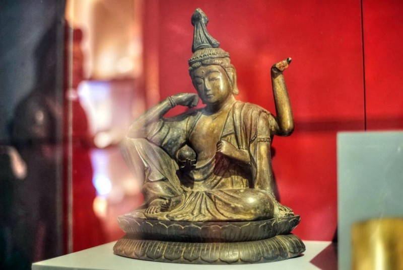 Tượng Quan Âm bằng gỗ của Nhật Bản, thế kỷ 17. Theo đánh giá của các nhà nghiên cứu, nghệ thuật điêu khắc tượng Phật của Phật giáo Nhật Bản đã đạt đến trình độ nghệ thuật cao nhất nhì thế giới.