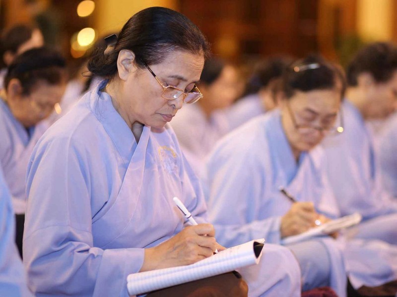 Trong trường hợp đem Kinh về mà bận rộn chưa tụng đọc được, Phật tử có thể cất vào tủ Kinh hoặc xếp Kinh lên kệ sách ở ngăn trên cùng, hoặc cất Kinh trong ngăn tủ thờ, cần phải biết trân trọng và bảo quản Kinh Phật, đợi đủ duyên thì đọc tụng.