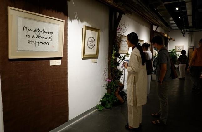 Khai mạc triển lãm sách và thư pháp của Thiền sư Thích Nhất Hạnh ảnh 12