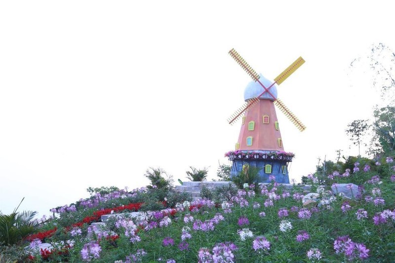 Tây Ninh: Tượng Quán Thế Âm sừng sững giữa mây ngàn ảnh 13