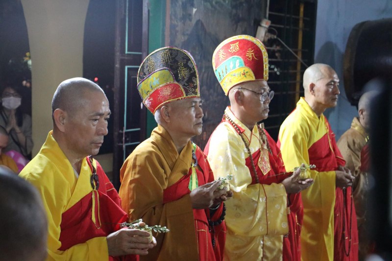 Chư tôn đức cử hành nghi thức trị quan.