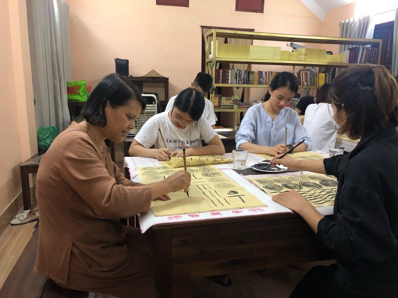 Lớp học thư pháp “0 đồng” tại chùa Long Hưng ảnh 2