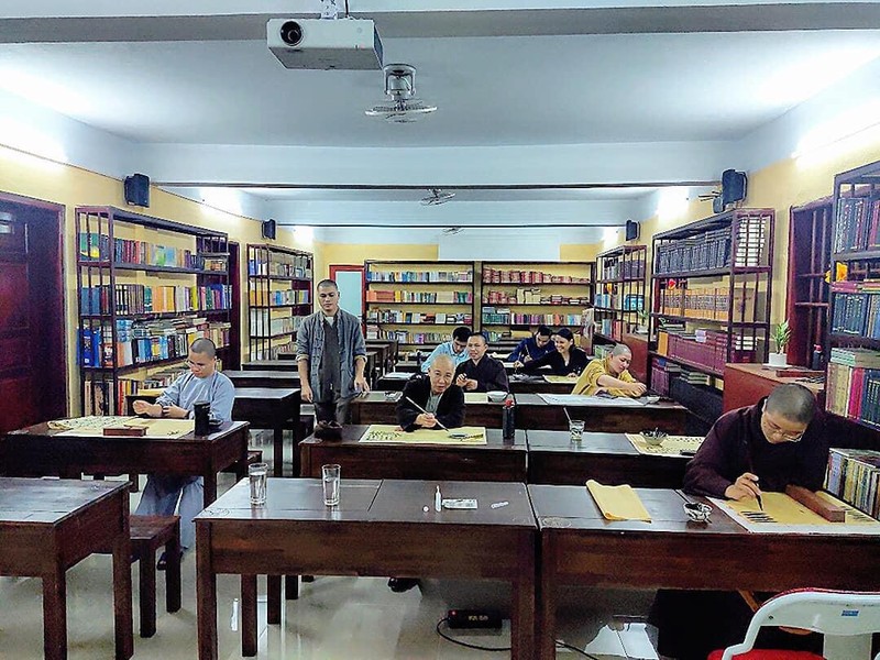 Lớp học thư pháp “0 đồng” tại chùa Long Hưng ảnh 1