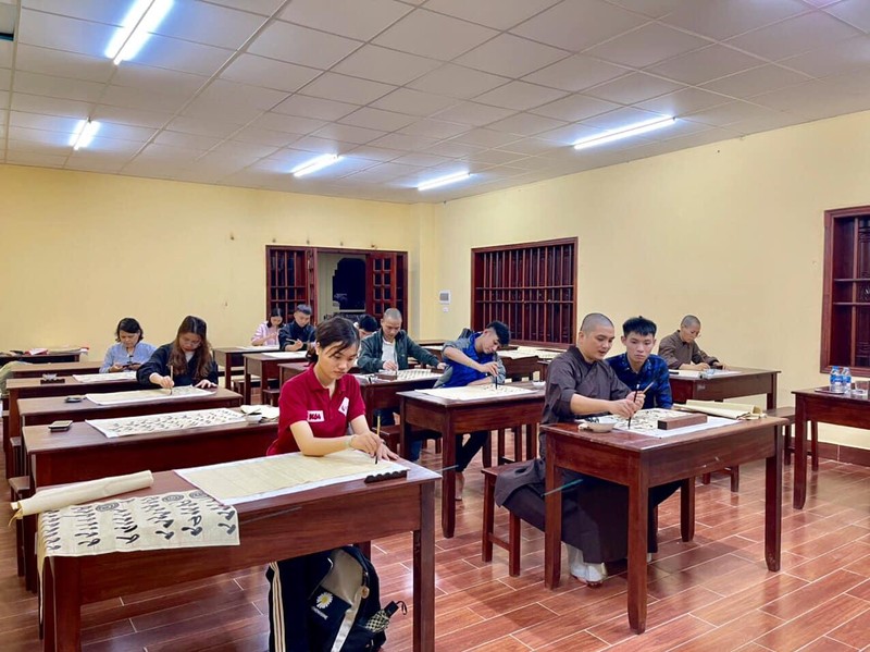 Lớp học thư pháp “0 đồng” tại chùa Long Hưng ảnh 3