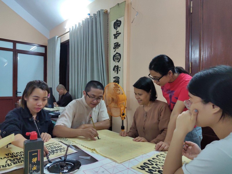 Lớp học thư pháp “0 đồng” tại chùa Long Hưng ảnh 4