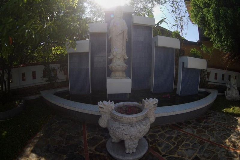 Ngoài chùa chính, trong khuôn viên chùa Vĩnh Phước còn có đài Quan thế âm, đài A di đà, nhà bia, nhà đặt chuông, tượng La Hán… là các tiểu cảnh được bài trí hài hòa với kiến trúc tổng thể của ngôi chùa.