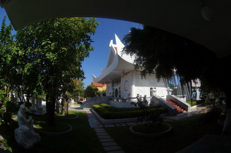 Tất cả các công trình đều có màu trắng, tượng trưng cho sự thanh khiết của đạo Phật.