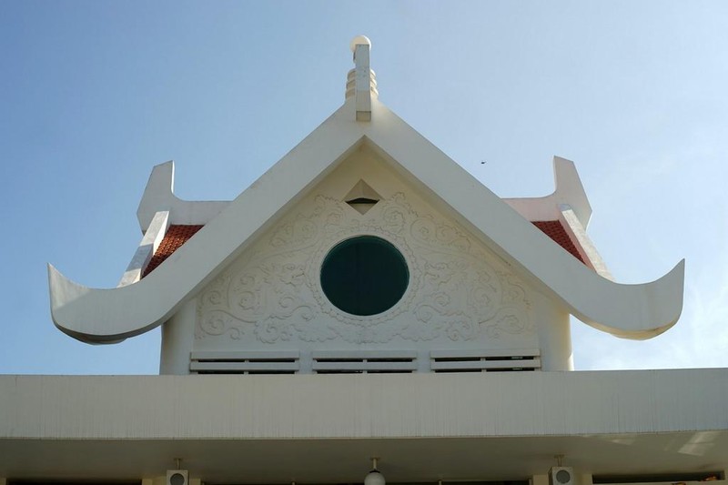 Tòa chùa chính có hai tầng mái, phần mái trên tạo thành bằng bốn chữ Nhân (人) khép kín, cũng là biểu tượng cho “Đất, Nước, Lửa, Gió” là bốn yếu tố hòa hợp thành mọi sự vật hữu hình. Mỗi mặt có một cửa kính hình tròn, biểu tượng cho tính Không của đạo Phật.