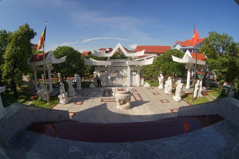 Yếu tố Địa của chùa thể hiện ở ba cấp nền, cũng là biểu tượng cho ba tinh hoa Bi, Trí, Dũng của người quân tử theo quan niệm Nho giáo.