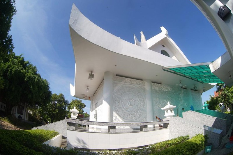 Mái chùa được chống đỡ trên nền chùa bởi tám trụ cột tròn, tượng trưng cho Bát Chính Đạo, một yếu lý của đạo Phật, đồng thời cũng là yếu tố liên kết Thiên, Địa, Nhân.