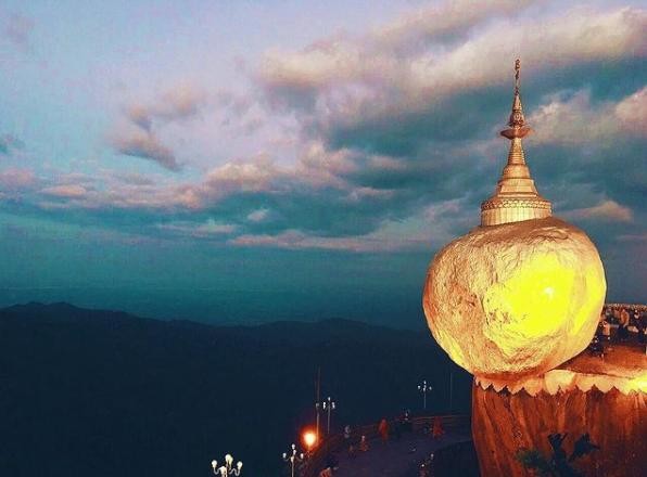 Sau đó nhà vua đã tìm thấy một hòn đá thích hợp dưới đáy biển sâu. Là người sở hữu những phép thuật kỳ diệu, ông mang nó tới Kyaikhtiyo và đặt ở vị trí hiện tại.