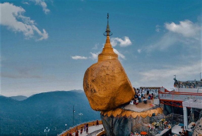 Và những năm tháng sau này, người dân ở đây tin rằng, hòn đá thiêng nằm cheo leo trên bờ một vách đá mà không bị rơi xuống dưới bởi nó được neo giữ chỉ bởi một sợi tóc của Đức Phật.