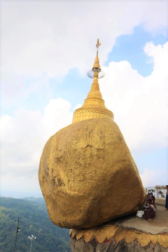 Chùa Hòn Đá Vàng đẹp óng ả, rực vàng trong nắng sớm. Nhưng theo tục lệ Myanmar, chỉ có đàn ông được lại gần chân tảng đá và chùa để có thể dán những miếng vàng dát mỏng lên, áp đầu vào hòn đá và cầu nguyện.