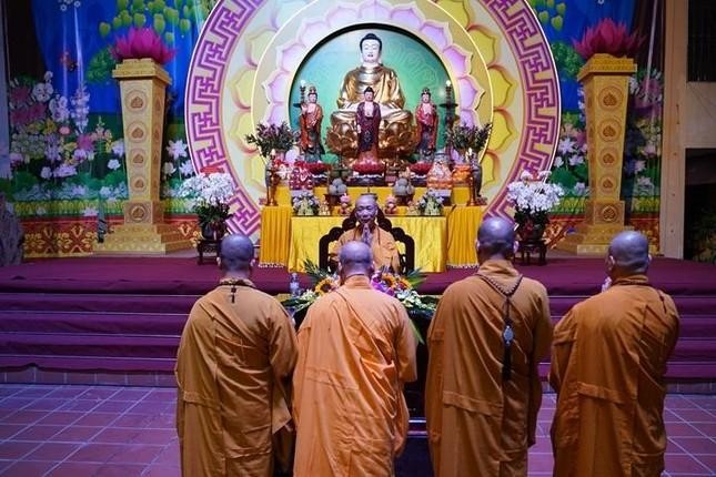 Hà Nội: Hàng nghìn Phật tử tham dự Đại lễ Vu lan 'Đêm hội hoa hồng cài áo' tại chùa Bằng ảnh 1