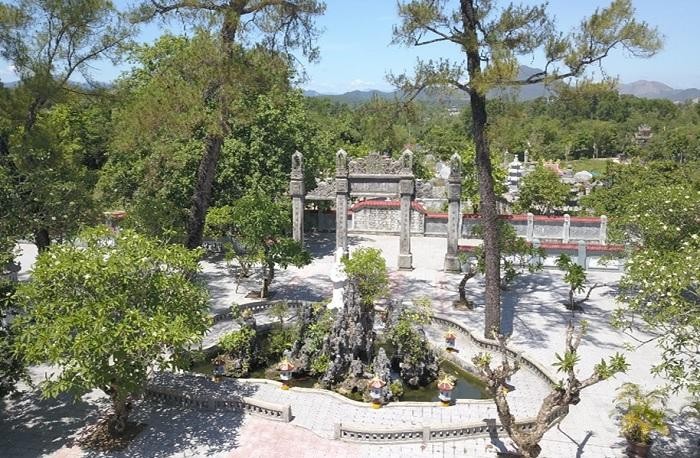 Nghệ thuật trang trí sân vườn và vẻ đẹp tĩnh lặng của chùa Huế ảnh 1