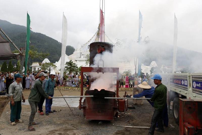 Vĩnh Phúc: Trang nghiêm lễ đúc đồng tôn tượng Phật Liên Hoa Sinh độc bản ảnh 6