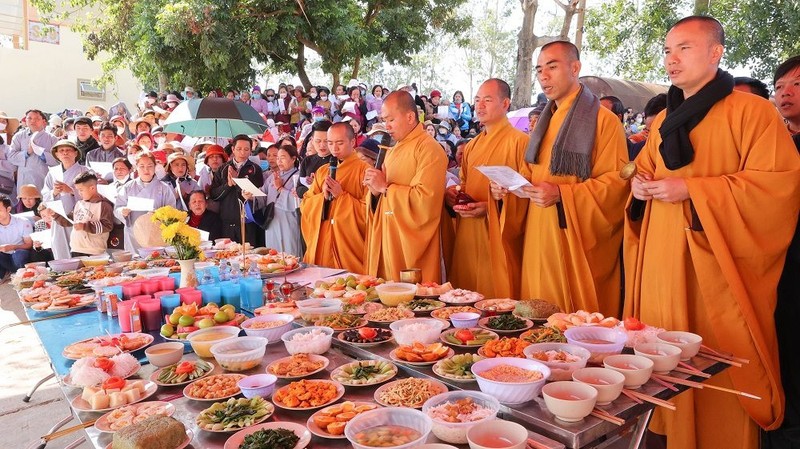Nghệ An: Chùa Viên Quang phóng sinh 10 tấn cá xuống sông Lam ảnh 1