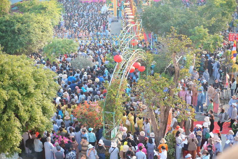 Hàng vạn du khách dự Lễ vía Đức Bồ tát Quán Thế Âm - Ngũ Hành Sơn ảnh 1