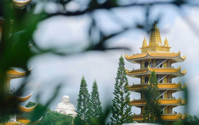 Chùa Vạn Linh: Chốn bình yên giữa thiên nhiên kỳ vĩ trên đỉnh núi Cấm ảnh 2