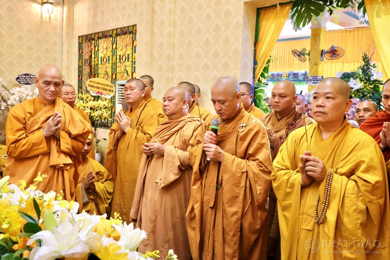 Trung ương GHPGVN tới viếng tang Trưởng lão Hòa thượng Thích Giác Quang ảnh 2