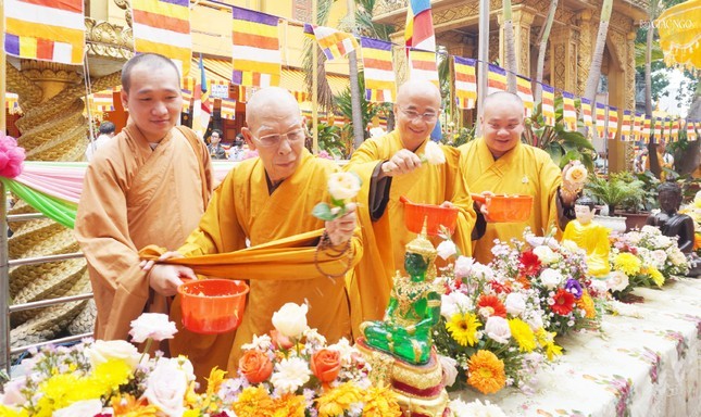 Chư tôn đức GHPGVN thực hiện lễ Tắm Phật và chúc Tết cổ truyền Chôl Chnăm Thmây ảnh 8